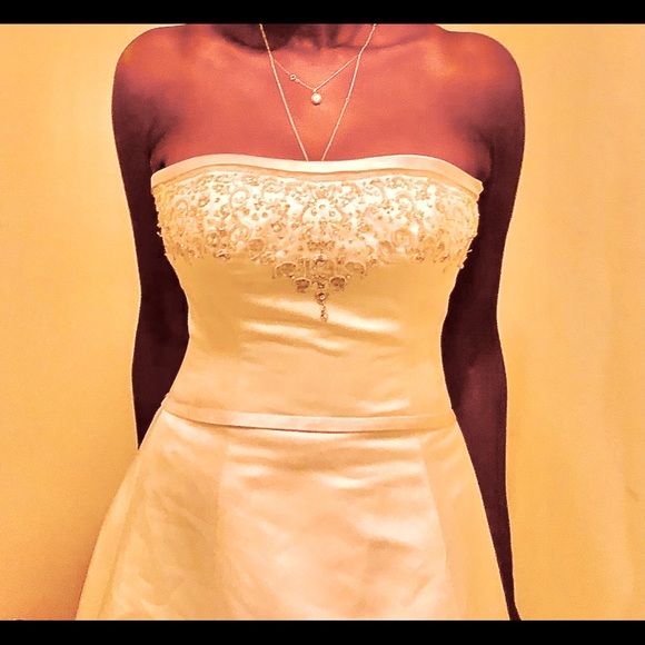 Gorgeous Wedding/Ball GOWN with a Train - Picture 2 of 8